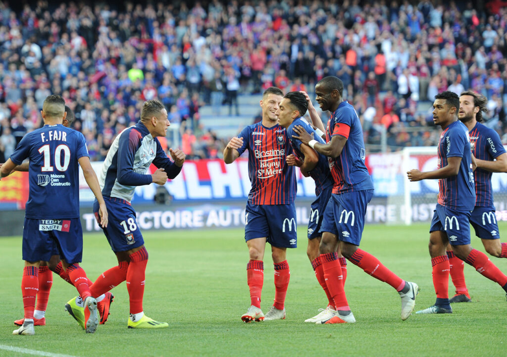 Les Caennais félicitent Saîf Eddine Khaoui après l'ouverture du score.