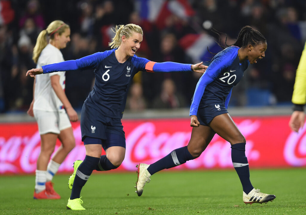 Félicitée, ici, par sa capitaine Amandine Henry sur l'ouverture du score française, Kadidiatou Diani a signé une grande performance contre les USA.