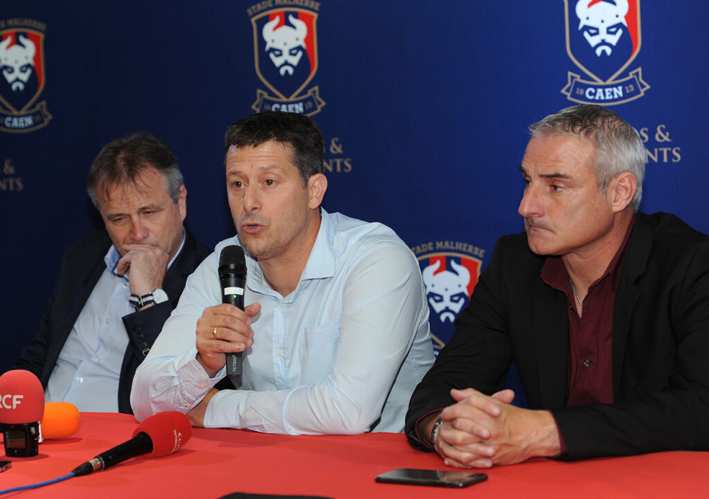 Pour le président Gilles Sergent, l'entraîneur Fabien Mercadal et le directeur sportif Alain Cavéglia, ce mercato d'hiver a confirmé les difficultés du Stade Malherbe à se montrer attractif. ©Photo d'archives