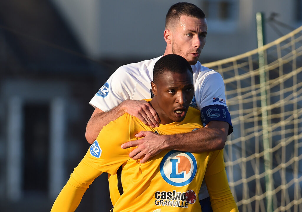 Rien de mieux qu'un arrêt sur un penalty dans les arrêts de jeu pour préserver un match nul pour se faire adouber par sa nouvelle équipe. N'est-ce pas Marvin Golitin (ici, félicité par son capitaine Tony Théault).