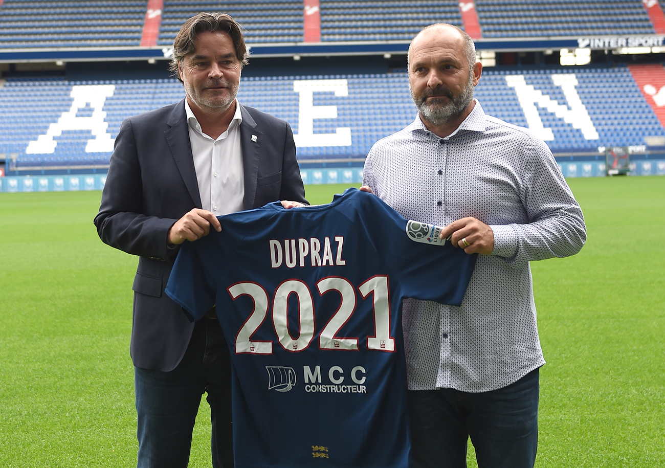 Pascal Dupraz, qui prend la pose, ici, avec le président Fabrice Clément, a paraphé un contrat de deux saisons avec le Stade Malherbe plus une en option en cas de montée en Ligue 1.