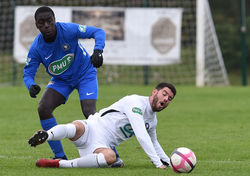 A la 33', Florian Bouaziz s'est procuré la meilleure occasion de l'ASV. Après une première tentative de Corentin Denieul repoussée par Hamady Niasse, l'attaquant versonnais a vu sa frappe bloquée par le gardien adverse.