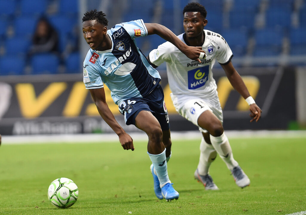 Repéré par Franck Sale et Chico Malo lors d'un match U12 entre Sannois-Saint-Gratien et le PSG, Woyo Coulibaly a connu son baptême du feu chez les professionnels à l'occasion de la réception de Niort, début août.