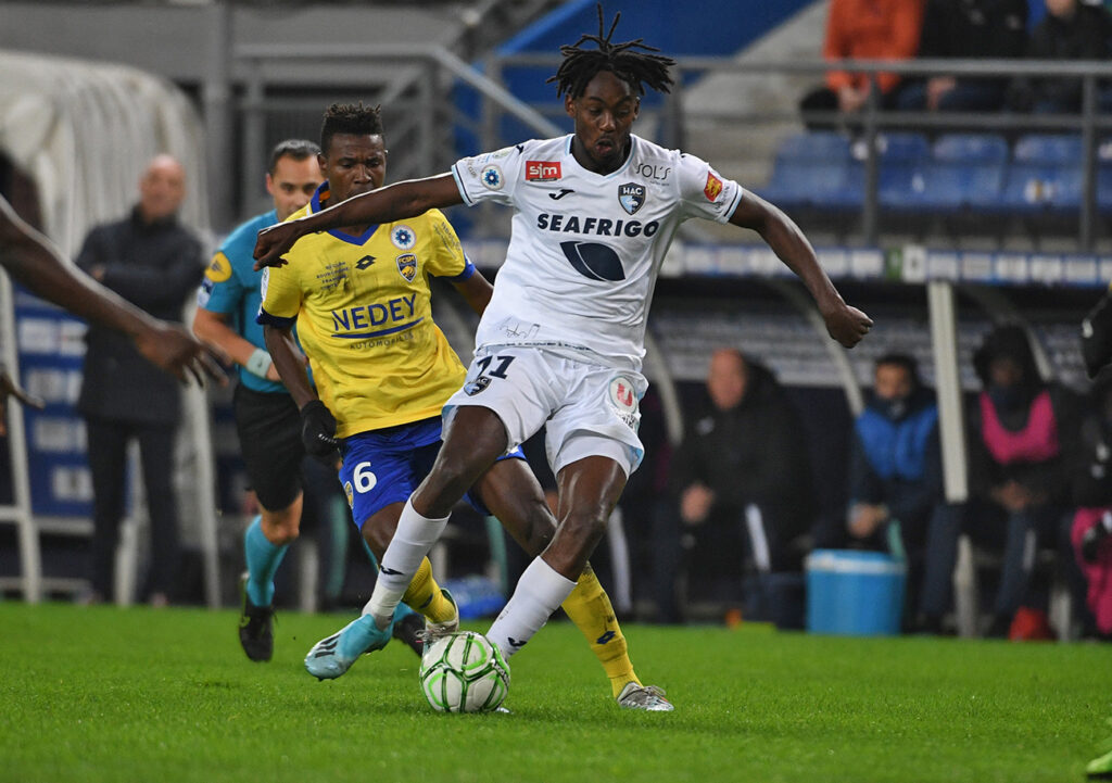 Touché à la cuisse gauche à l'heure de jeu, Tino Kadewere, en larmes au moment de sa sortie, pourrait être absent pendant plusieurs semaines. ©Emmanuel Lelaidier