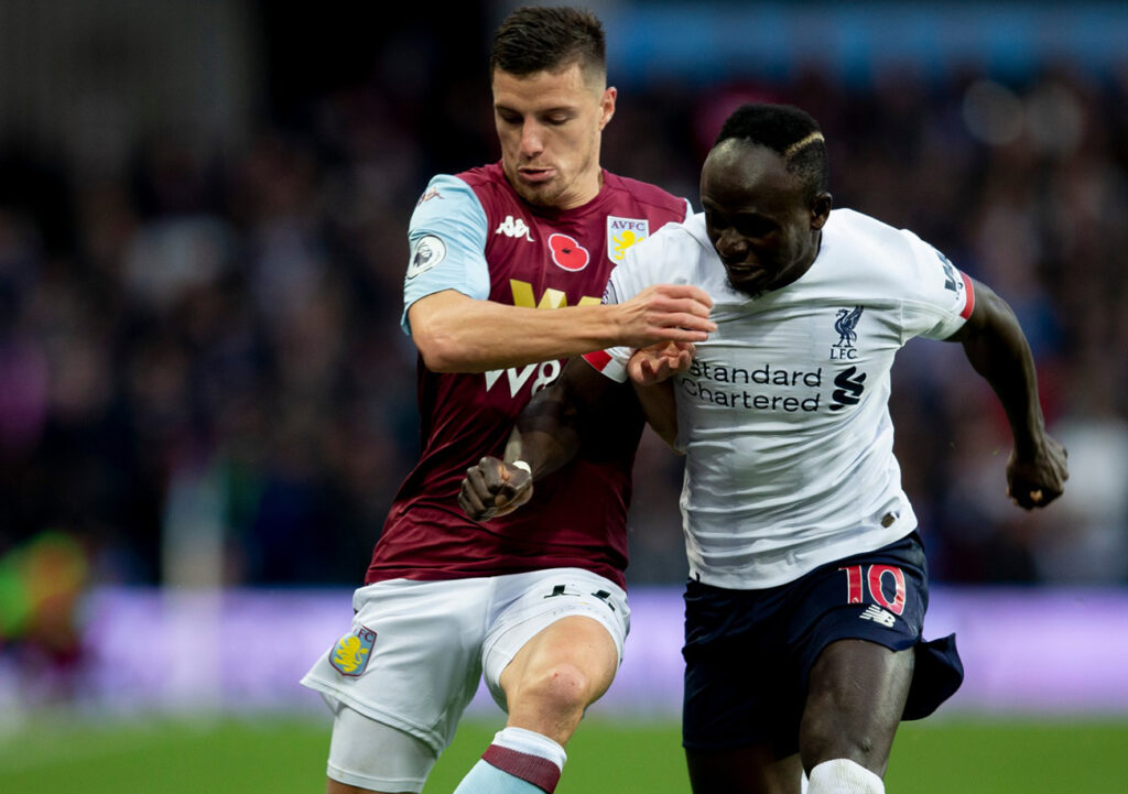 A l'image de ce duel avec Sadio Mané, l'attaquant de Liverpool, Fred Guilbert défie en Premier League quelques uns des meilleurs joueurs du monde. ©Aston Villa