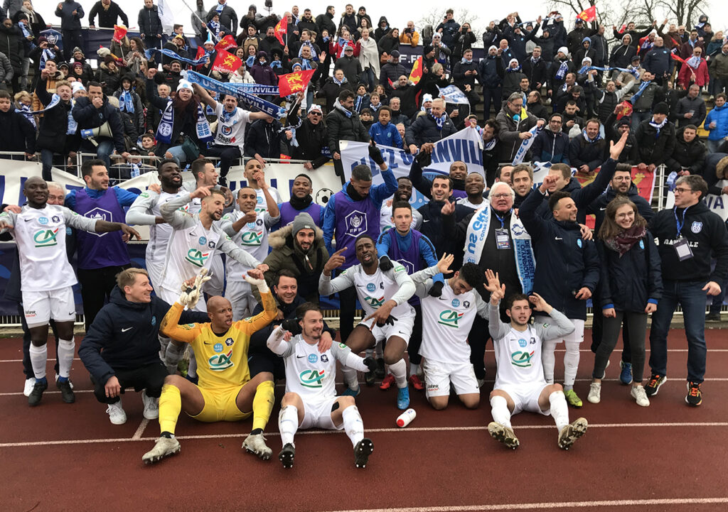 Après leur qualification pour les 1/16e de finale de la Coupe de France, les coéquipiers de Tony Théault ont communié pendant de longues minutes avec leurs supporters ; 300 Granvillais avaient fait le déplacement dans les Yvelines.