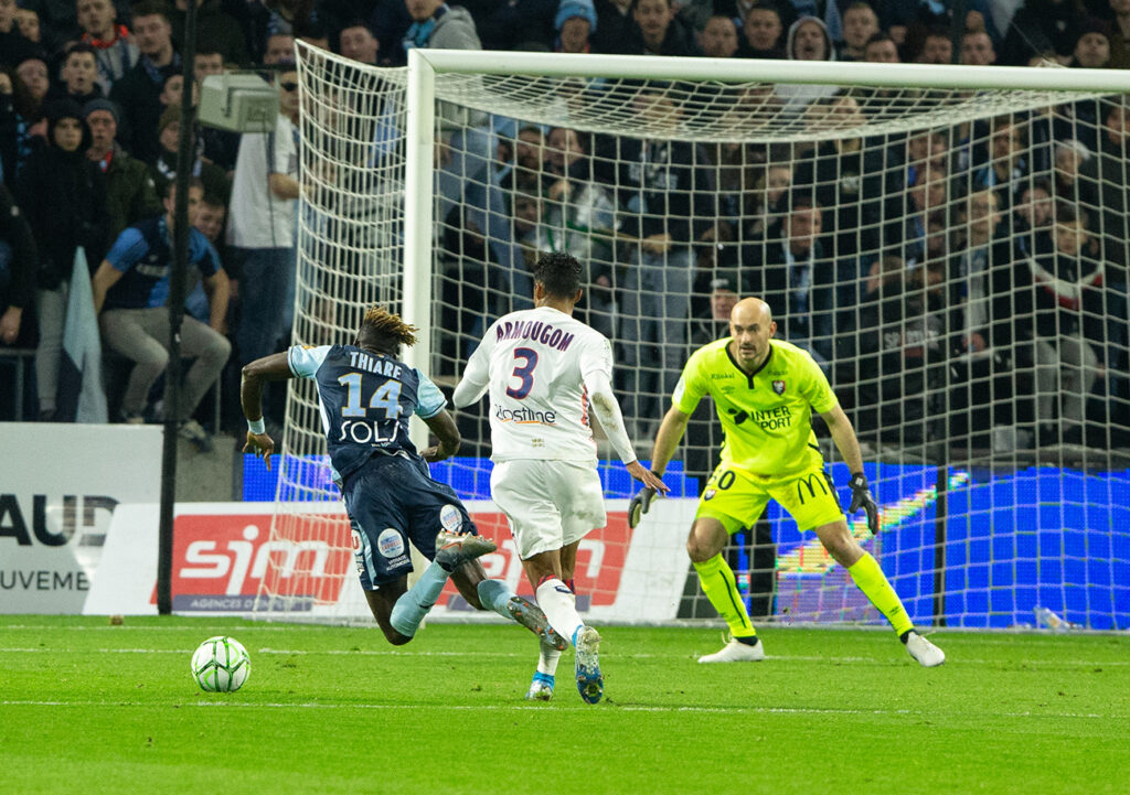 31'. Parti en contre-attaque, Jamal Thiaré obtient un penalty pour avoir été bousculé par Yoël Armougom. Un latéral gauche qui avait pourtant fait le plus dur en rattrapant à la course l'attaquant havrais. ©Damien Deslandes