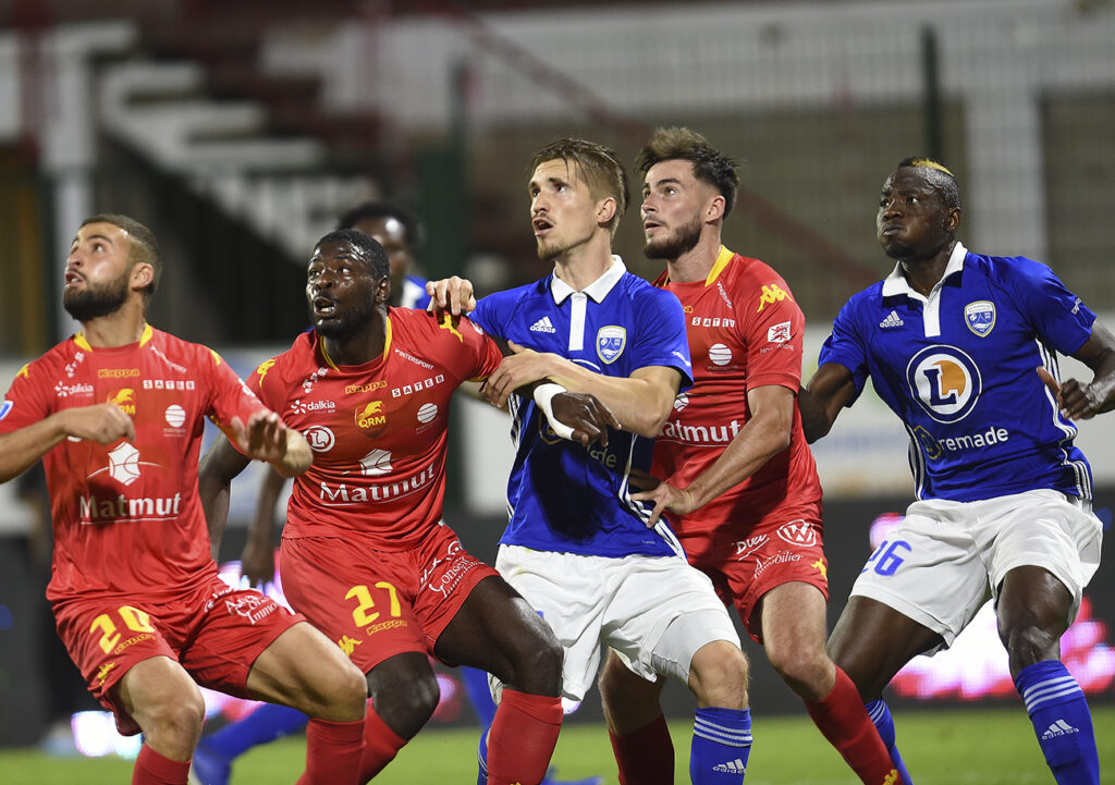 Cette saison, Quevilly-Rouen faisait partie des cinq clubs de N1, avec Bourg-en-Bresse, Béziers, le Red Star et le Gazélec Ajaccio, à disposer du statut professionnel. Les 13 autres dont l'US Avranches évoluaient sous pavillon amateur.