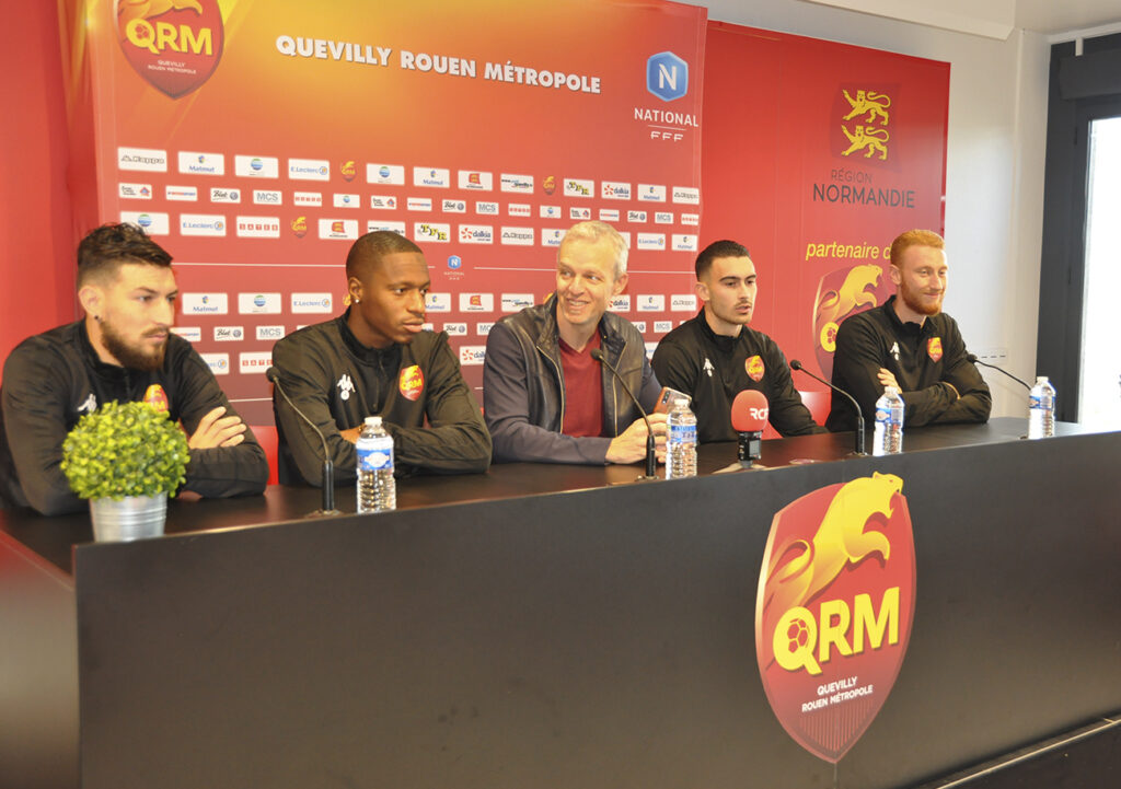 Bruno Irles en compagnie de quatre des huit recrues de QRM : le latéral droit Robin Taillan,  le milieu polyvalent Alassane Diaby, l'attaquant Andrew Jung et Nicolas Lemaître.