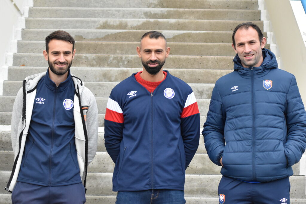 Maxime, Romain et Cédric Hengbart (de gauche à droite, du plus jeune au plus vieux) sont réunis sous les mêmes couleurs depuis cet été à Falaise. Une grande première pour eux.