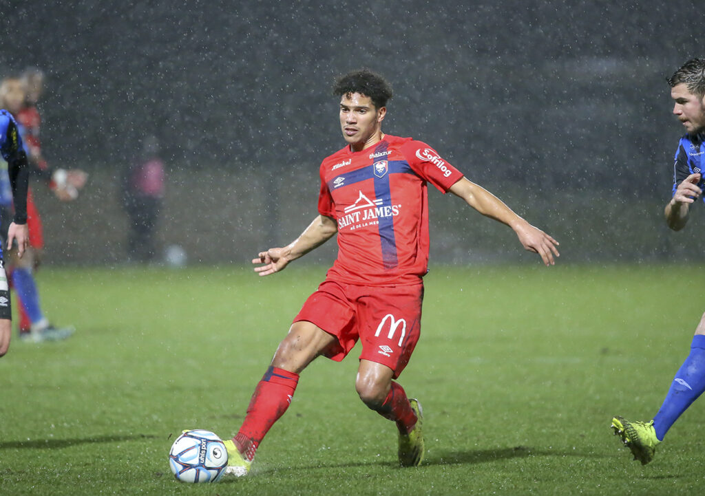 A l'image de Nicholas Giocchini, exclu en première période, le Stade Malherbe a vécu un vrai cauchemar sur le terrain du FC Chambly Oise. ©Damien Deslandes