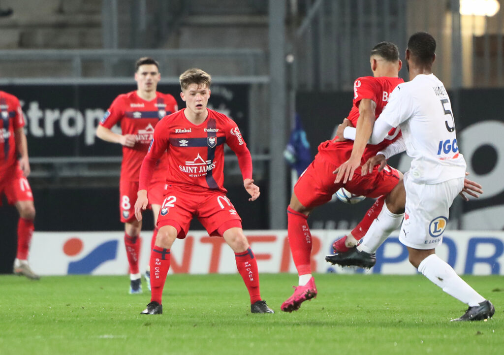 Vision du jeu, qualité de passe, replacement de ses coéquipiers... Du haut de ses 18 ans, Johann Lepenant a fait très forte impression sur la pelouse du Stade de la Licorne. ©Damien Deslandes