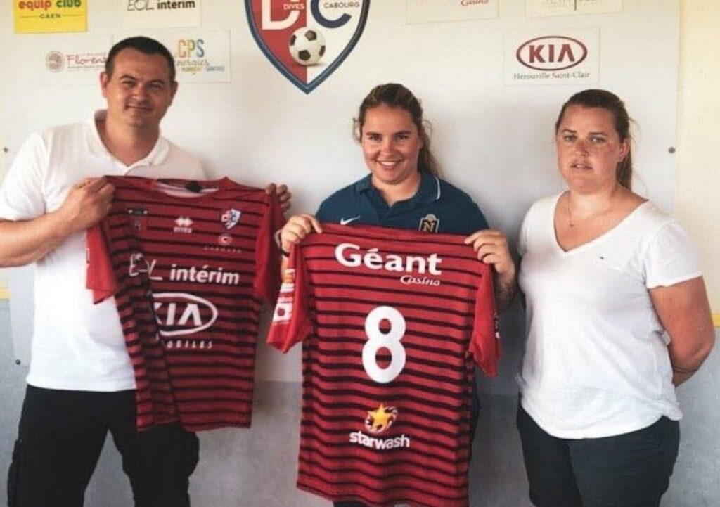 Océane Verrolle, au centre avec le maillot flanqué du 8, pose ici aux côtés du président du SU Dives-Cabourg Jérôme Huché. Elle entraînera l'équipe réserve du SUDV à compter de la saison prochaine. ©OV