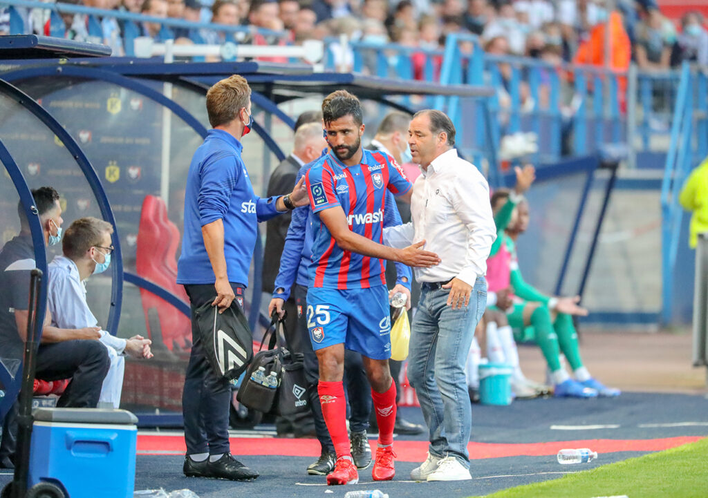 En fin de match, Stéphane Moulin a procédé à plusieurs changements afin de préserver certains joueurs à l'image d'Ali Abdi. ©Damien Deslandes