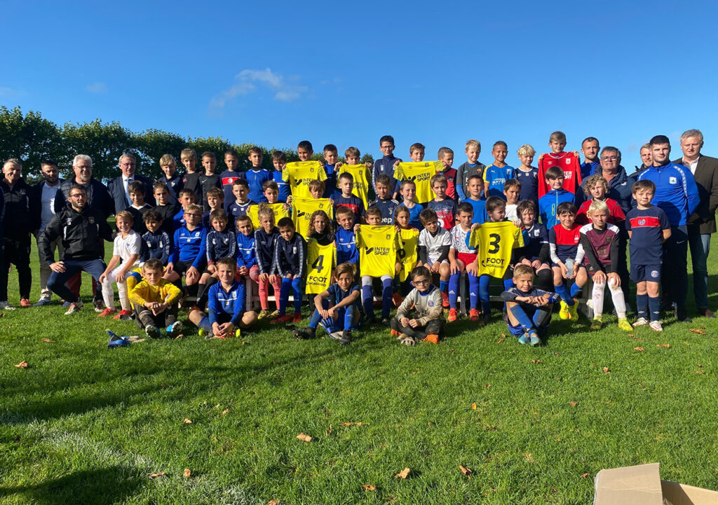 Comme l'école de foot du Bayeux FC, remporte un équipement complet (maillots, shorts, chaussettes + ballons) + 18 places pour un match de Ligue 2 en participant à notre jeu-concours.