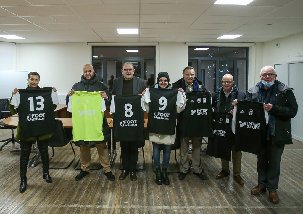 Comme le FC Saint-Julien Petit-Quevilly, remporte un équipement complet (maillots, shorts, chaussettes + ballons) + 18 places pour un match de Ligue 2 en participant à notre jeu-concours.