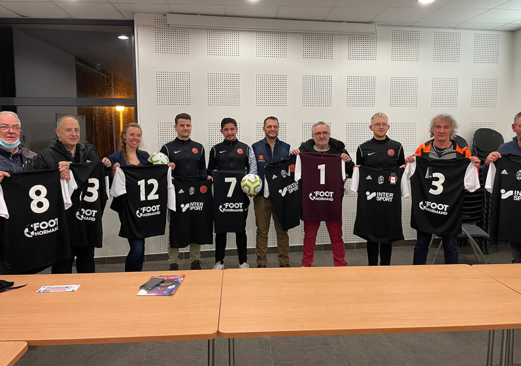 Comme le FC Bretteville-en-Saire, remporte un équipement complet (maillots, shorts, chaussettes + ballons) + 18 places pour un match de Ligue 2 en participant à notre jeu-concours.