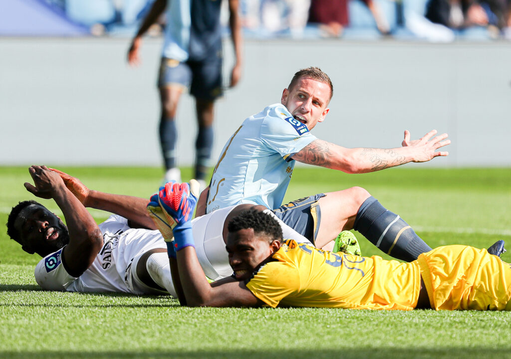 Après un premier choc avec Alexandre Mendy (19'), Yahia Fofana a été victime d'une béquille à la suite d'un deuxième duel avec Nuno Da Costa, l'obligeant à quitter le terrain juste avant la pause. ©Damien Deslandes