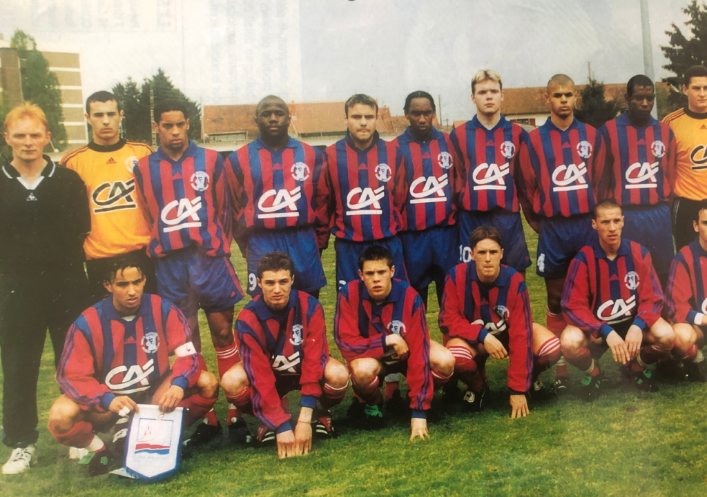 Bruno Grougi (en bas à gauche, brassard au bras) a mené sa jeune équipe jusqu'au Stade de France en 2001 avec à la clef une défaite contre le FC Metz.