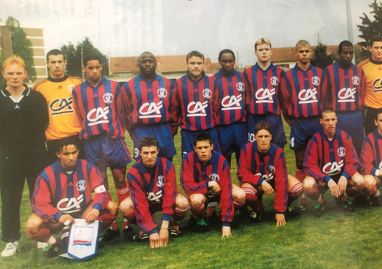 Bruno Grougi (en bas à gauche, brassard au bras) a mené sa jeune équipe jusqu'au Stade de France en 2001 avec à la clef une défaite contre le FC Metz.