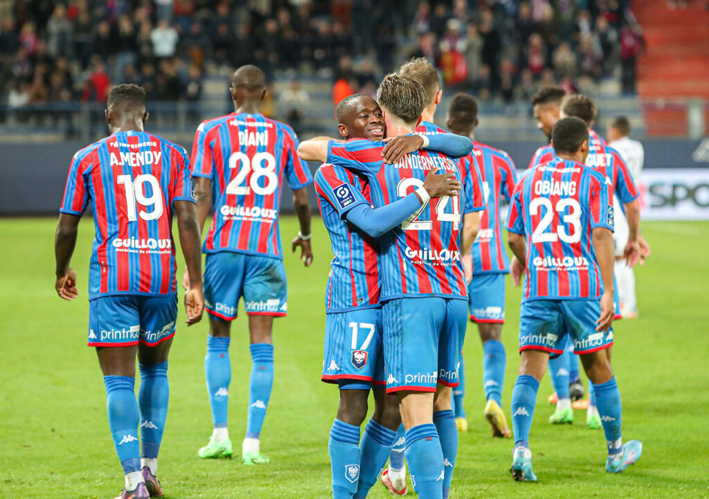 En s'imposant aux dépens de Niort grâce au troisième but cette saison de Godson Kyeremeh, le Stade Malherbe a confirmé qu'il ne perdait jamais après ouvert le score (4V-2N). ©Damien Deslandes