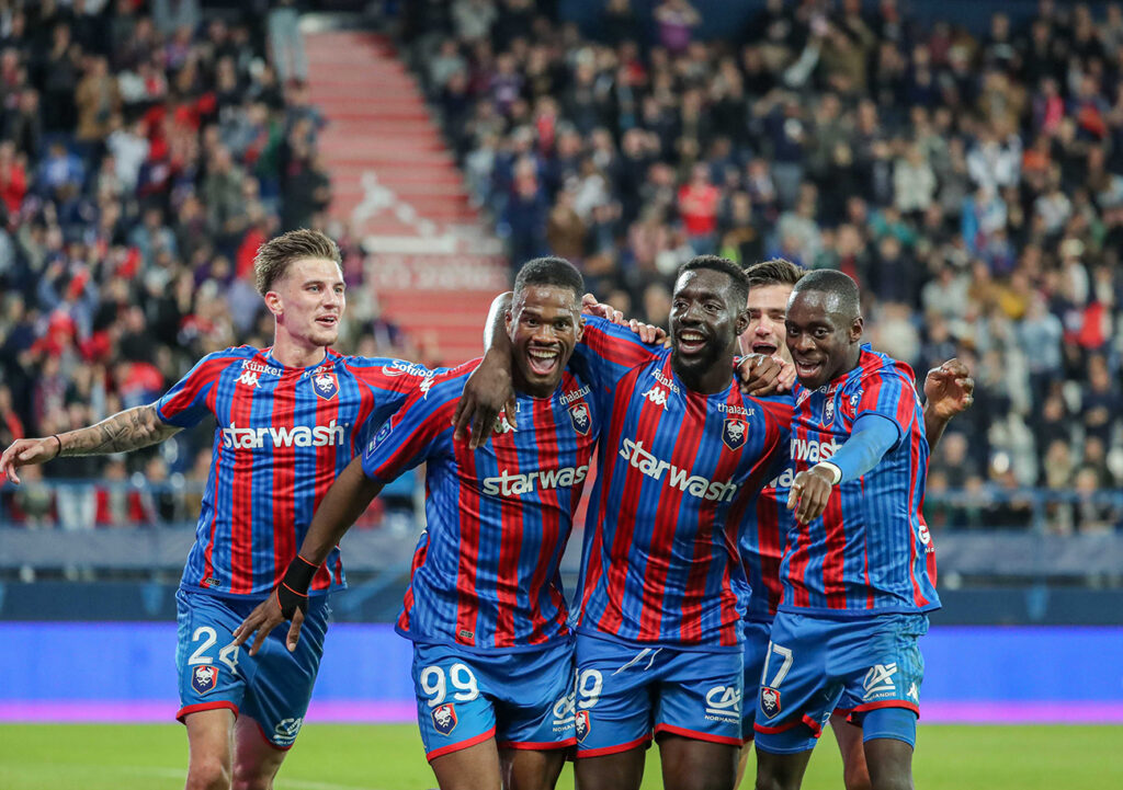 Associés pour la première fois de la saison dès le coup d'envoi d'un match, Samuel Essende, Alexandre Mendy (un but chacun) et Godson Kyeremeh (une passe décisive) sont parvenus à forcer la décision au retour des vestiaires. ©Damien Deslandes