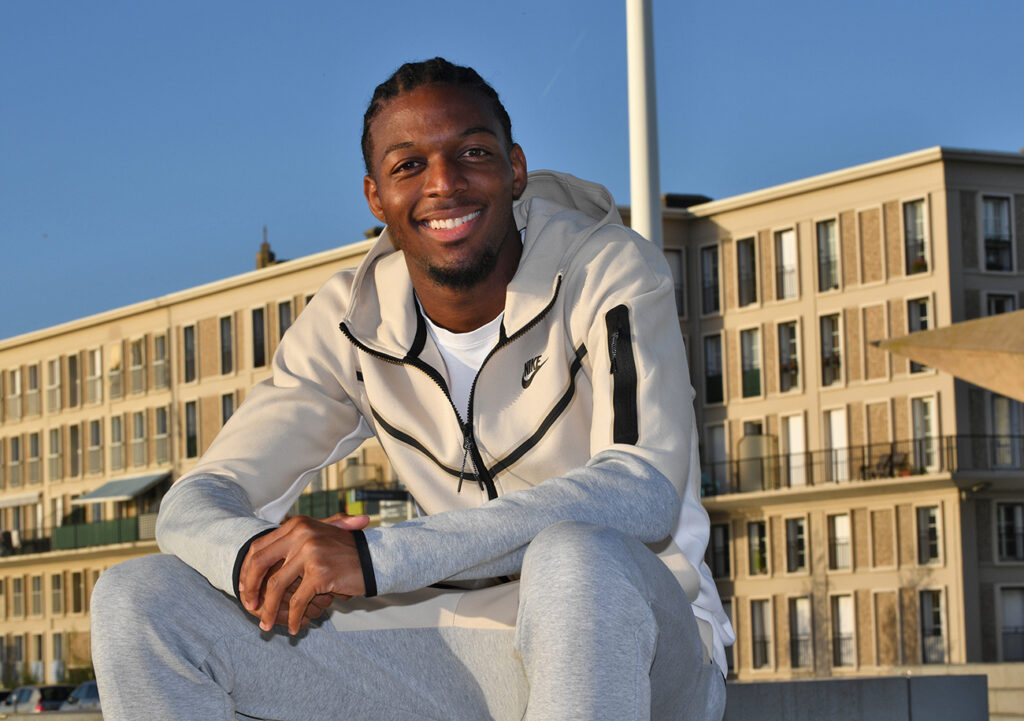 Pour assouvir son rêve de devenir footballeur professionnel, Josué Casimir a dû quitter son île natale de la Guadeloupe, sa famille et ses proches dès l'âge de 16 ans. ©Emmanuel Lelaidier