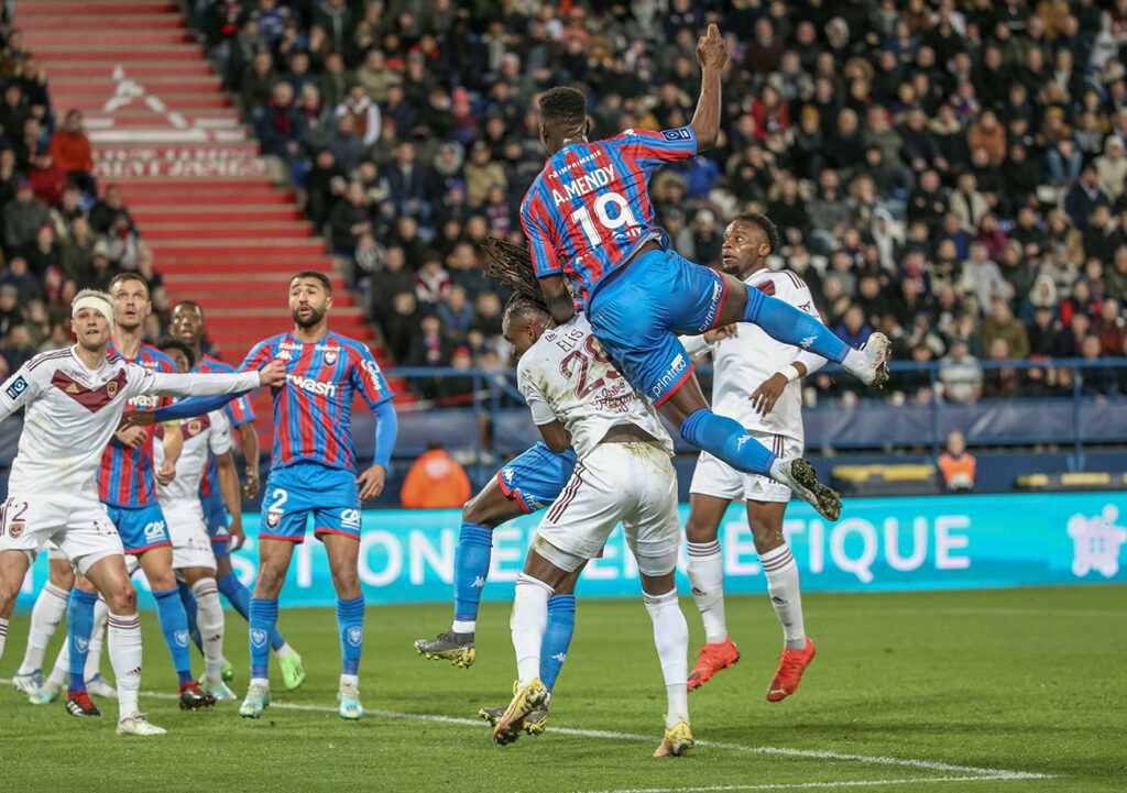 En réduisant la marque au retour des vestiaires ; son septième but déjà cette saison, Alexandre Mendy a relancé le Stade Malherbe. ©Damien Deslandes