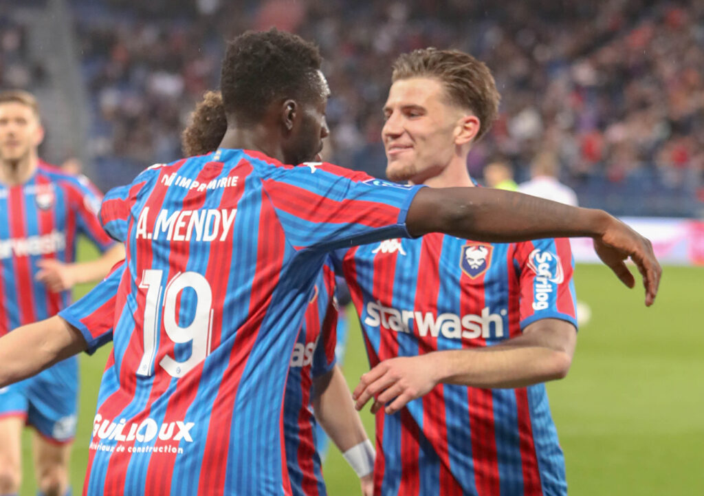 Le 12e but de la saison d'Alexandre Mendy (ici, avec Hugo Vandermersch) a offert les trois points de la victoire au Stade Malherbe au cours d'une petite soirée de football. ©Damien Deslandes