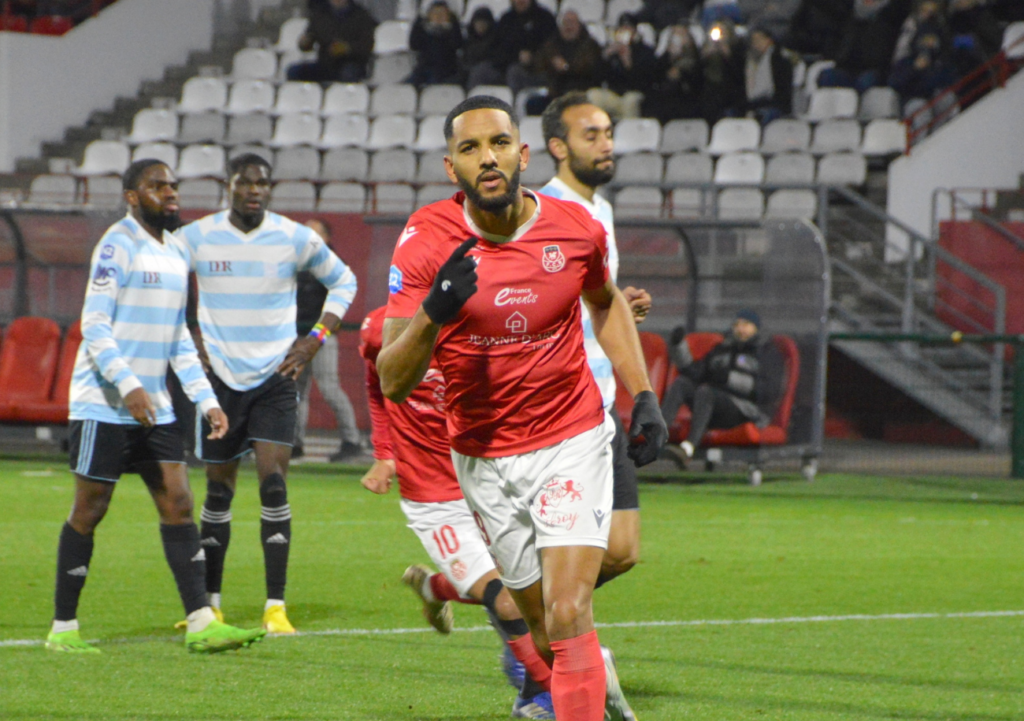 Christopher Ibayi, ici en train de célébrer un but contre le Racing Club de France, n'envisage rien d'autre que la montée en National dans quelques semaines. ©Bernard Morvan/FC Rouen 1899