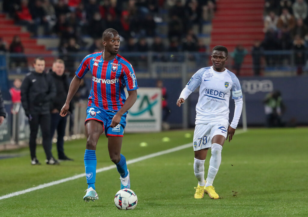 Omniprésent derrière et clairement revenu à son meilleur niveau après quelques semaines délicates, Ibrahim Cissé a largement contribué au huitième clean sheet du Stade Malherbe cette saison. ©Damien Deslandes