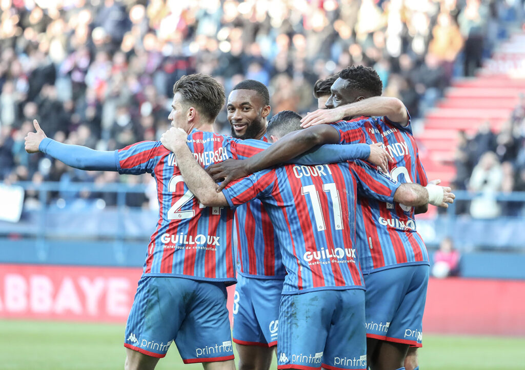 Hugo Vandermersch, Moussa Sylla, Alexandre Mendy et les Caennais affichent une forme resplendissante à d'Ornano avec un dixième succès en 16 sorties. Avec 35 points, le SMC présente le meilleur bilan à domicile de Ligue 2. ©Damien Deslandes