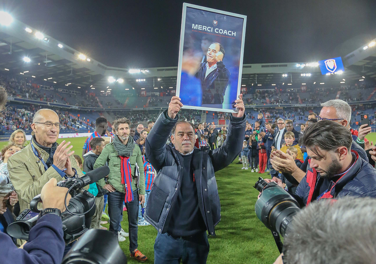 Après le coup de sifflet final, Stéphane Moulin a été honoré par le Stade Malherbe et ses supporters pour ses deux saisons passées sur le banc caennais. ©Damien Deslandes