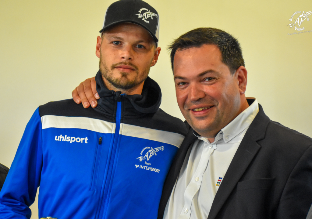 Arthur Dallois (AF Virois), ici aux côtés de son président Christophe Lécuyer a été élu meilleur joueur de la saison après les votes des clubs et du public. ©AF Virois