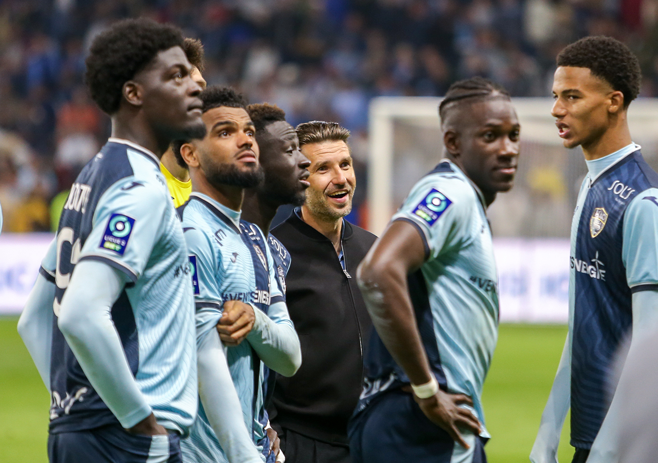 Luka Elsner, tout sourire, savoure cette montée en Ligue 1 au milieu de ses joueurs. ©Damien Deslandes