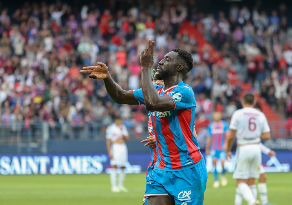 En inscrivant un triplé, même si son premier but pourrait être attribué à Cédric Avinel contre son camp, Alexandre Mendy est devenu le deuxième meilleur buteur de l'histoire du Stade Malherbe. ©Damien Deslandes