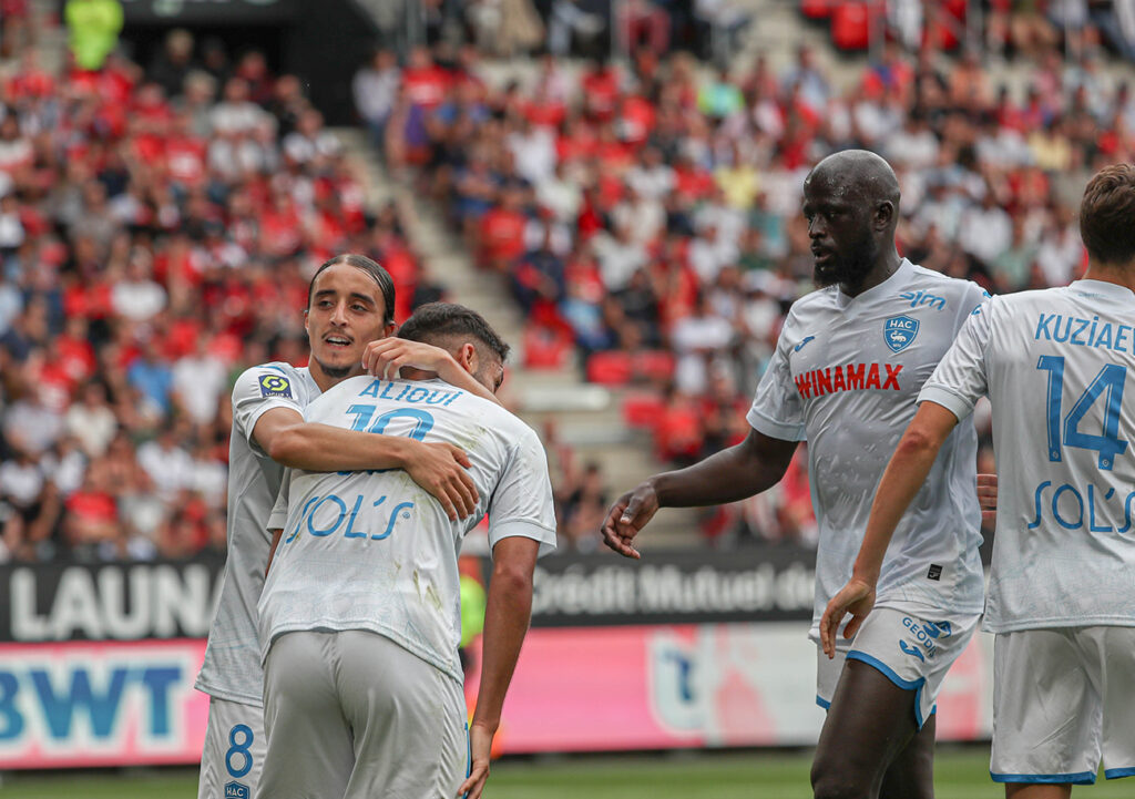 Yassine Kechta, crédité d'une prestation XXL pour sa première titularisation depuis sa fracture du péroné le 1er avril, félicite Nabil Alioui auteur d'un doublé. ©Damien Deslandes.