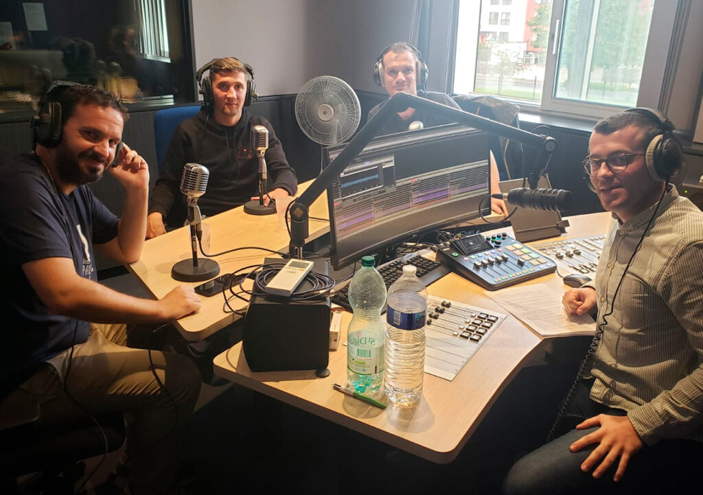 Autour de Joris Marin (Sweet FM), Gaëtan Briard (Ouest France) et Mathieu Billeaud (Foot Normand), Mathias Autret est le premier invité du podcast.