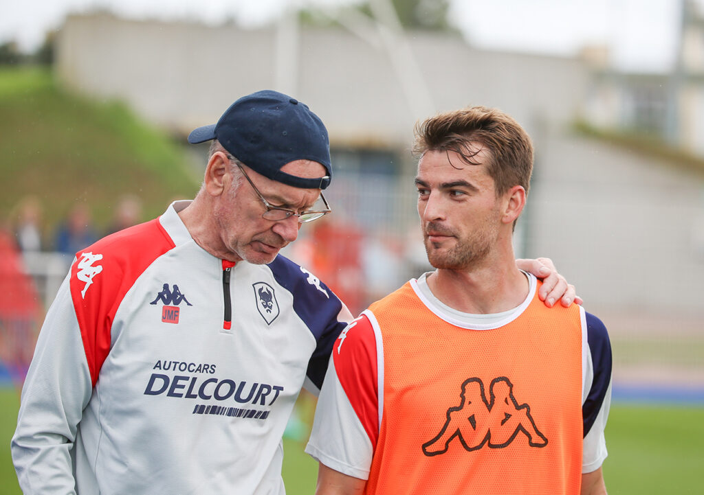 Alors que le Stade Malherbe a déjà enregistré cinq recrues, Jean-Marc Furlan attend encore, au moins, deux renforts avec un attaquant et une sentinelle "très importante pour rééquilibrer le groupe". ©Damien Deslandes