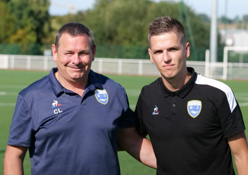 Kevin Le Roux (à droite) pose avec son adjoint Cédric Le Gall (à gauche). Le duo a pour mission de relancer la réserve avranchinaise, reléguée en Régional 1 au printemps dernier. ©Aurélien Renault