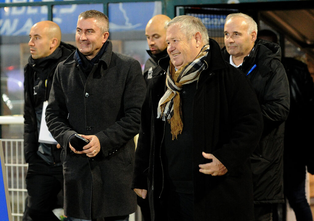 Dans la zone rouge à trois journées du terme de la saison, l'US Avranches du président Gilbert Guérin, doyen des clubs de National, se bat pour enchaîner une dixième saison consécutive dans l'antichambre du football « pro ».