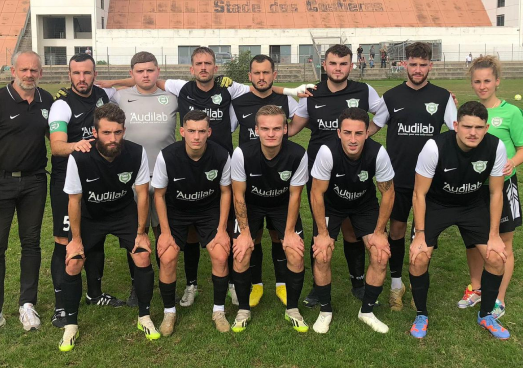 Zoé Brebion, ici en vert aux côtés de ses joueurs de l'ASSS Caen, a vécu samedi sa première sur le banc de son équipe qui a la particularité d'être composée de footballeurs sourds et malentendants. ©ASSC