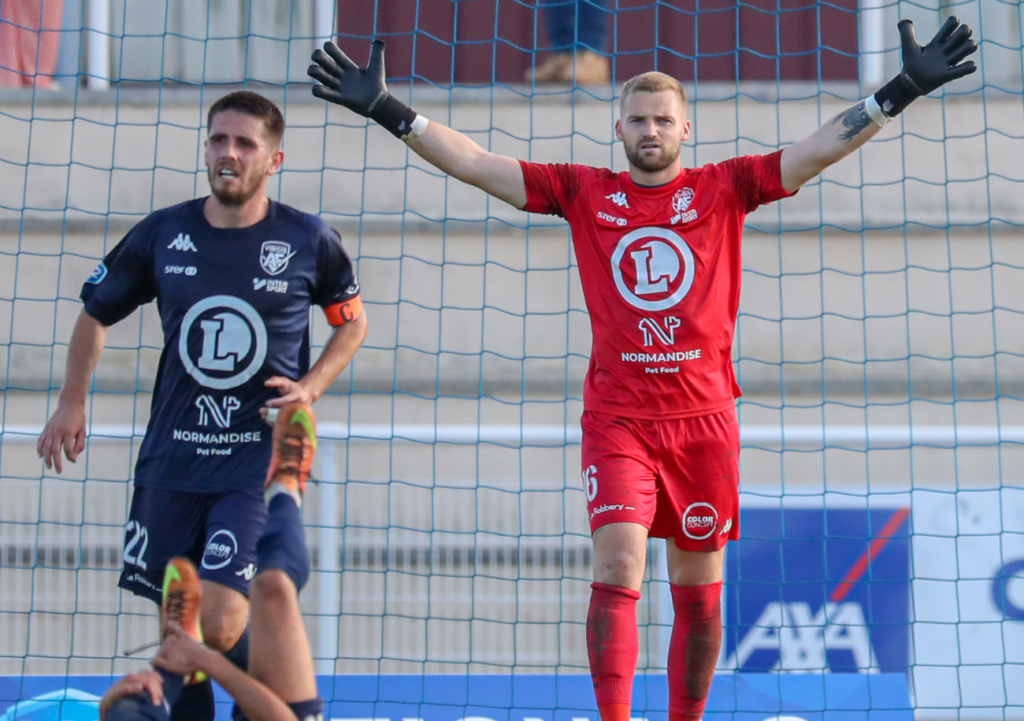 Le gardien Louis Deschateaux et l'AF Virois ont déjà encaissé trois buts sur coups de pied arrêtés dont un penalty depuis le début de la saison. ©Damien Deslandes