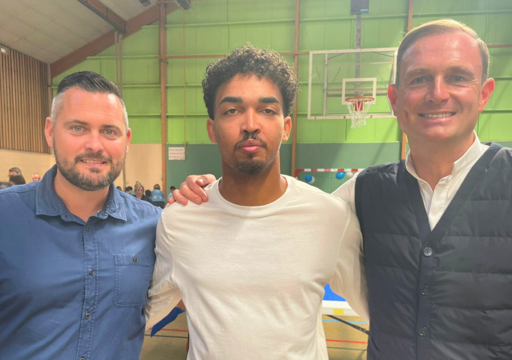 Stevens Leleux, entouré par le président de l'AS Cherbourg Fabien Lemarinel (à gauche) et le président de la société sportive Olivier Liot (à droite).