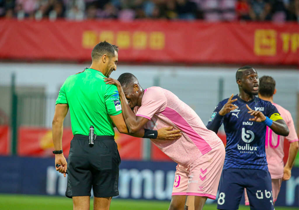 Toute la déception de l'attaquant Kalidou Coulibaly, ici,dans les bras de M. Abdelatif Kherradji. ©Damien Deslandes