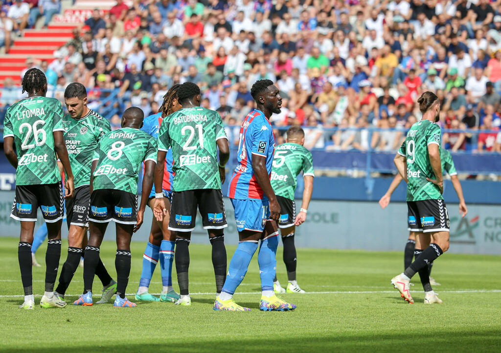 La réduction du score d'Alexandre Mendy dans les arrêts de jeu se sera révélée insuffisante pour permettre au Stade Malherbe de préserver son invincibilité à d'Ornano. ©Damien Deslandes