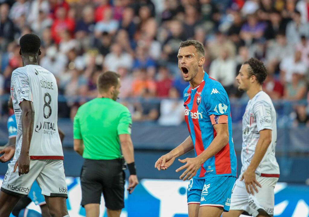 Toute la frustration du capitaine Romain Thomas. Dans une spirale infernale, le Stade Malherbe vient d'enchaîner une quatrième défaite consécutive. ©Damien Deslandes