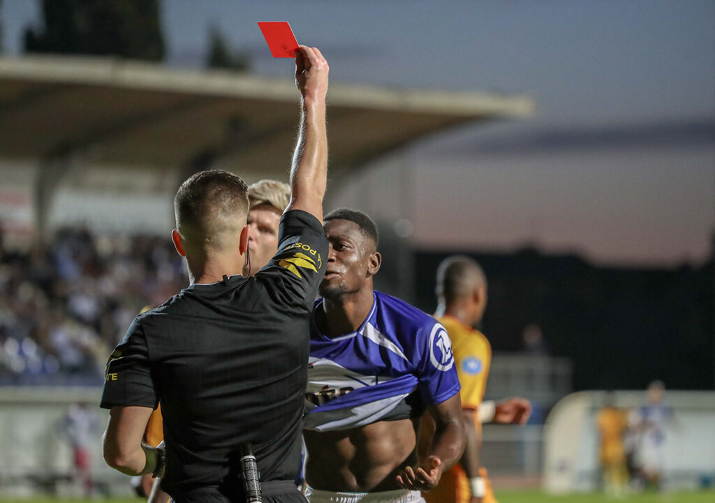 65'. M. Kubler adresse un second avertissement à Dany Jean, synonyme d'expulsion. Une décision, difficilement compréhensible à vitesse réelle, qui a provoqué la colère du camp avranchinais. ©Damien Deslandes