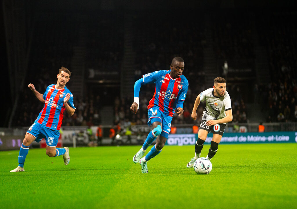 Sur la pelouse du Stade Raymond-Kopa, Godson Kyeremeh et les Caennais n'ont toujours pas retrouvé la clé du succès, dépassé par le collectif angevin. ©Théo Hamel - SM Caen