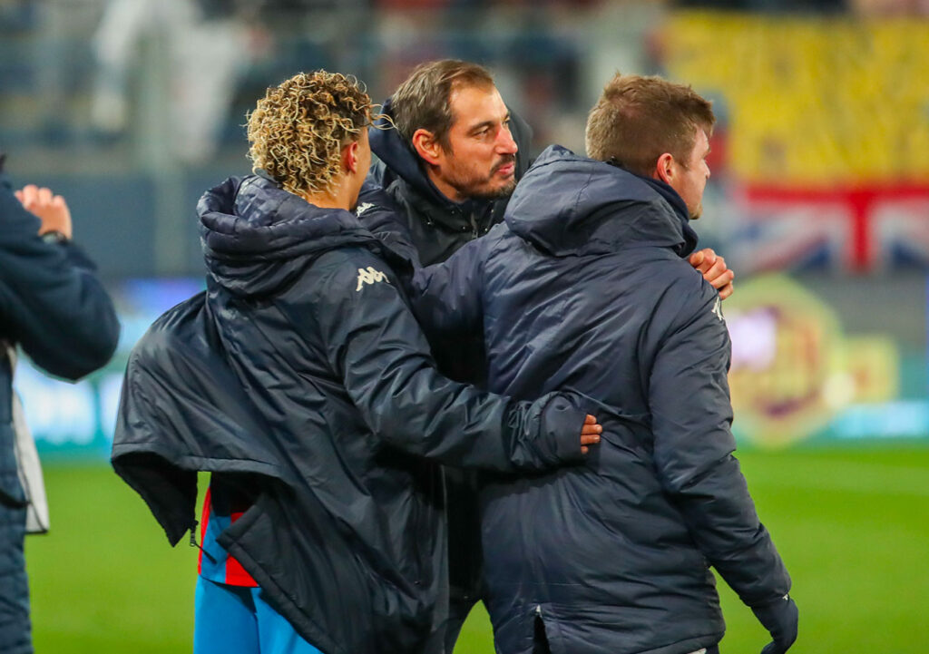 Nicolas Seube, entouré de Bilal Brahimi et Manu Lepresle, le nouveau préparateur physique, tout heureux au coup de sifflet final après cette première victoire depuis trois mois du Stade Malherbe. ©Damien Deslandes